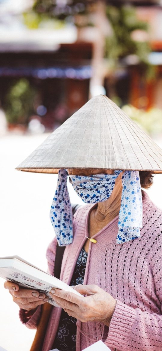 凡人修仙传小说笔趣阁 App 阅读设置面板，可调节字号、行距、页边距与背景色，选项以滑块和色块呈现